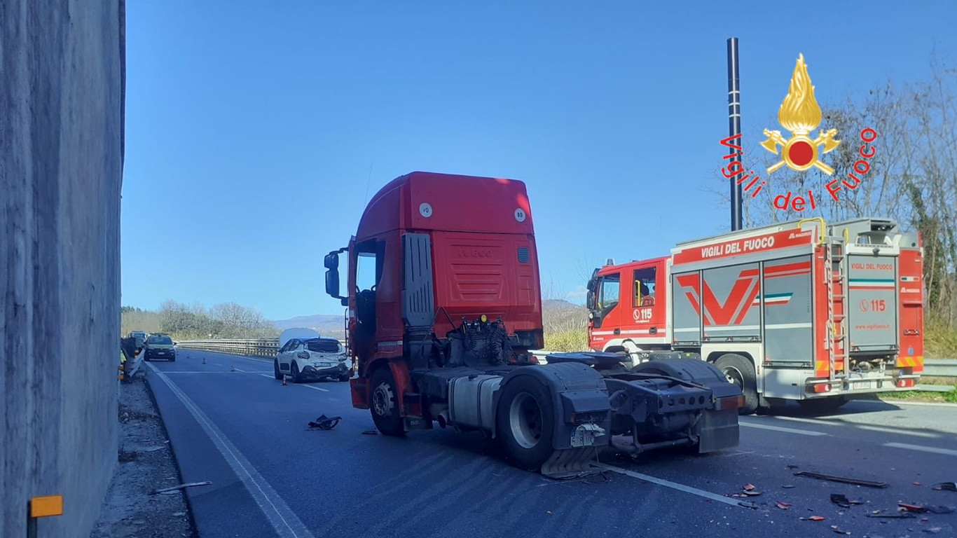 Incidente stradale sulla A2 del Mediterraneo: un morto e un ferito grave