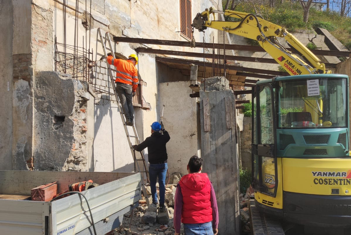 Cassano: lotta all’abusivismo, demolito fabbricato fatiscente in pieno centro