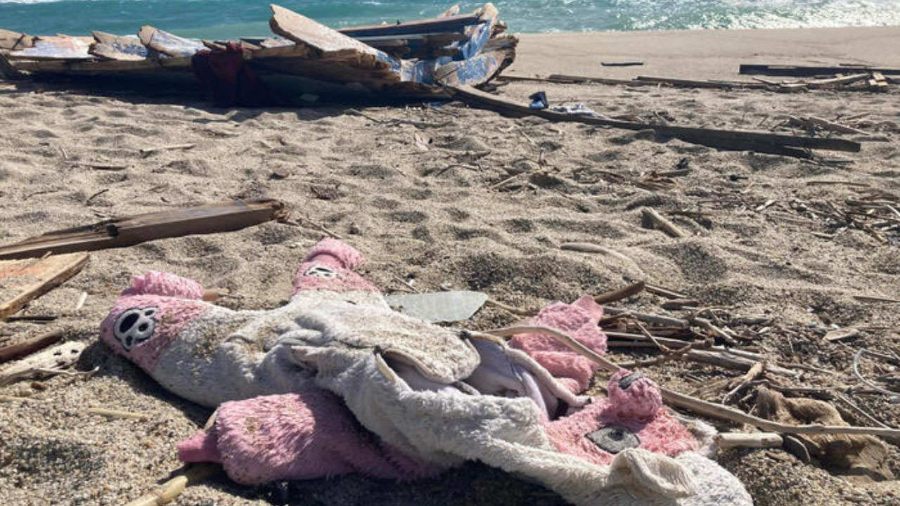 Strage di migranti a Cutro: il mare restituisce il cornicino di un bimbo, sale a 69 il numero delle vittime