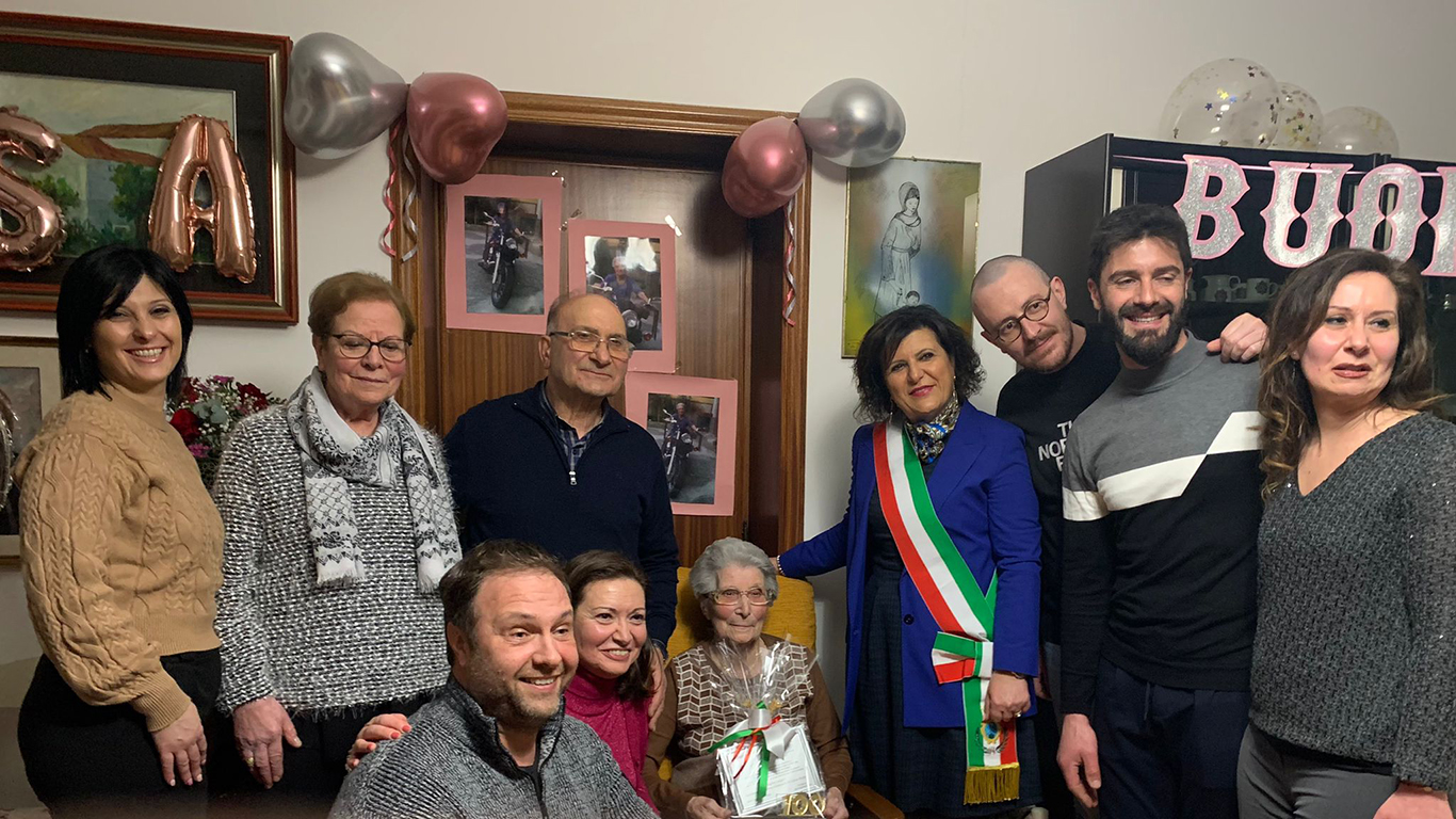 Laino Borgo: zia Rosina Barletta festeggia un secolo di vita
