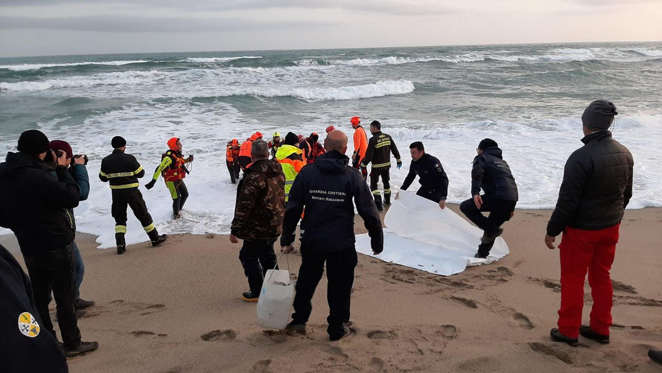 Cutro: ancora tre corpi recuperati in mare, le vittime del naufragio salgono a 79