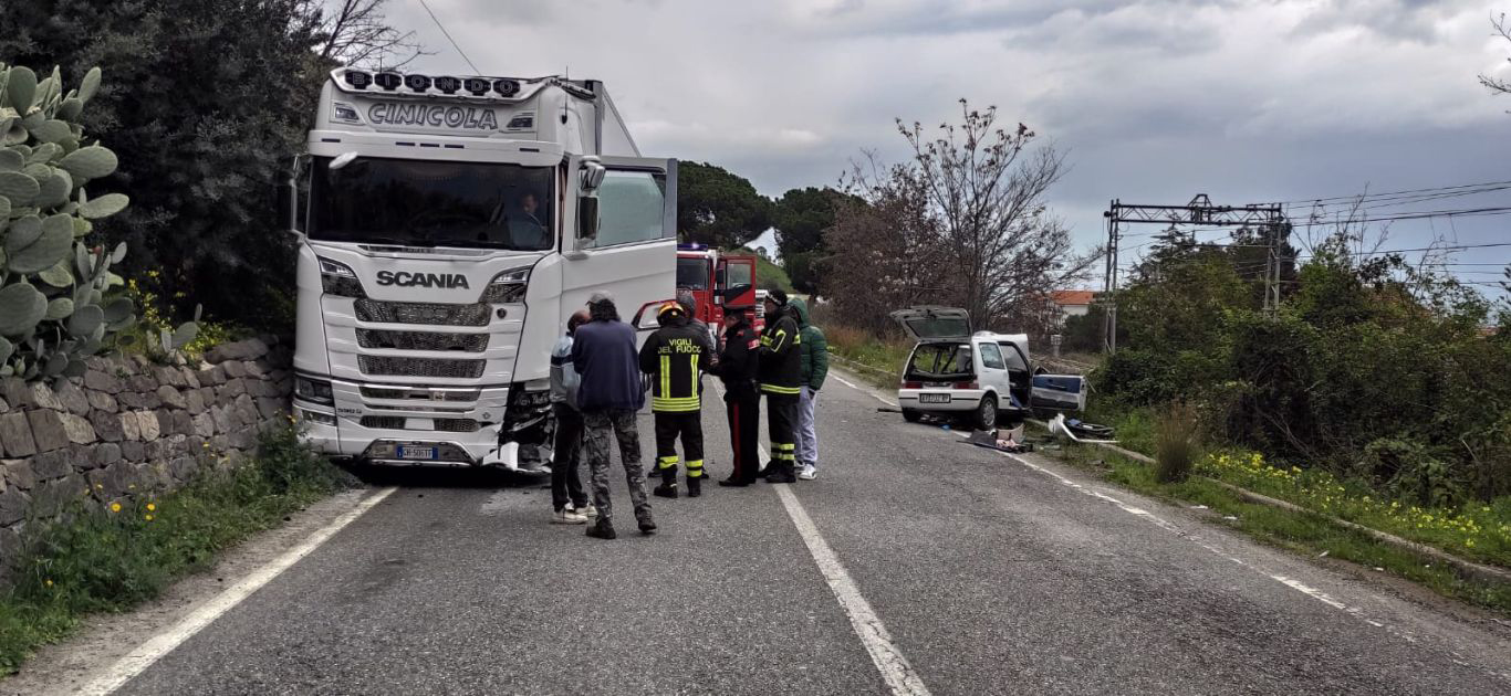 Roseto Capo Spulico: scontro tra auto e tir, un ferito trasportato in elisoccorso