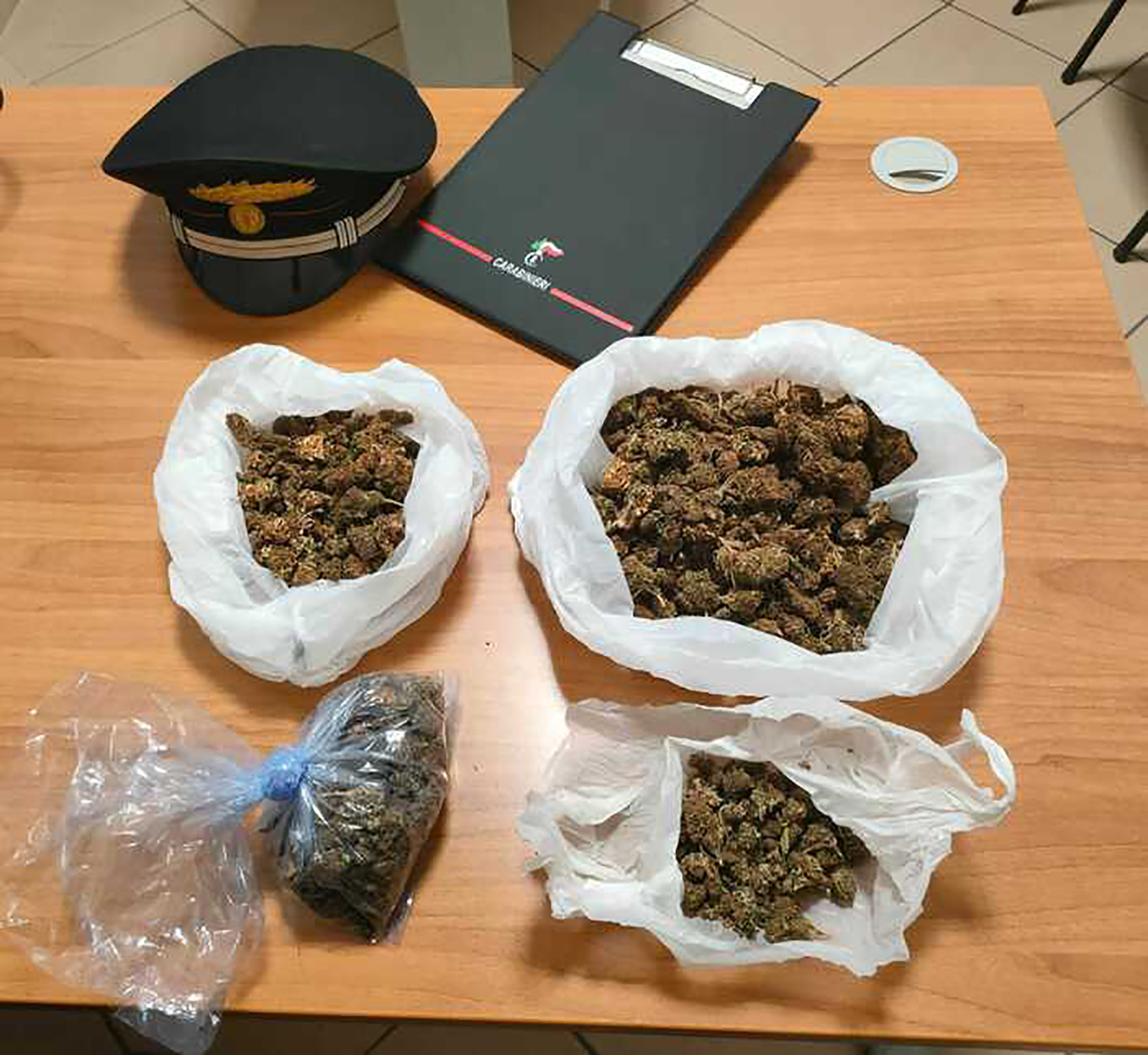 Mezzo chilo di marijuana ritrovato in un magazzino di Cassano: indagini per scoprire il proprietario