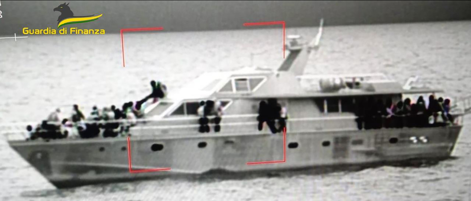Crotone, fermati tre scafisti: avevano condotto una imbarcazione con 161 migranti