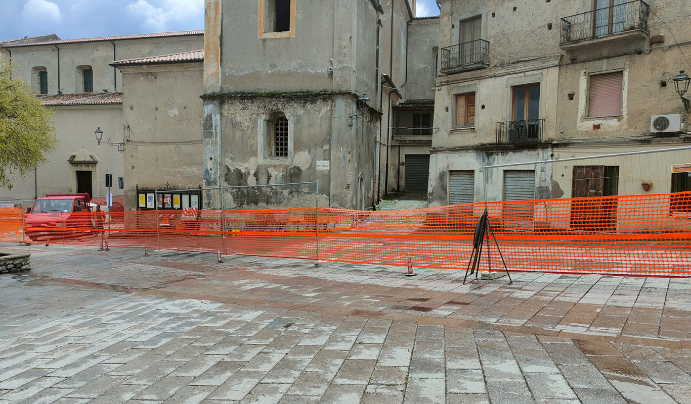 Morano Calabro: iniziati i lavori di pavimentazione di piazza Maddalena
