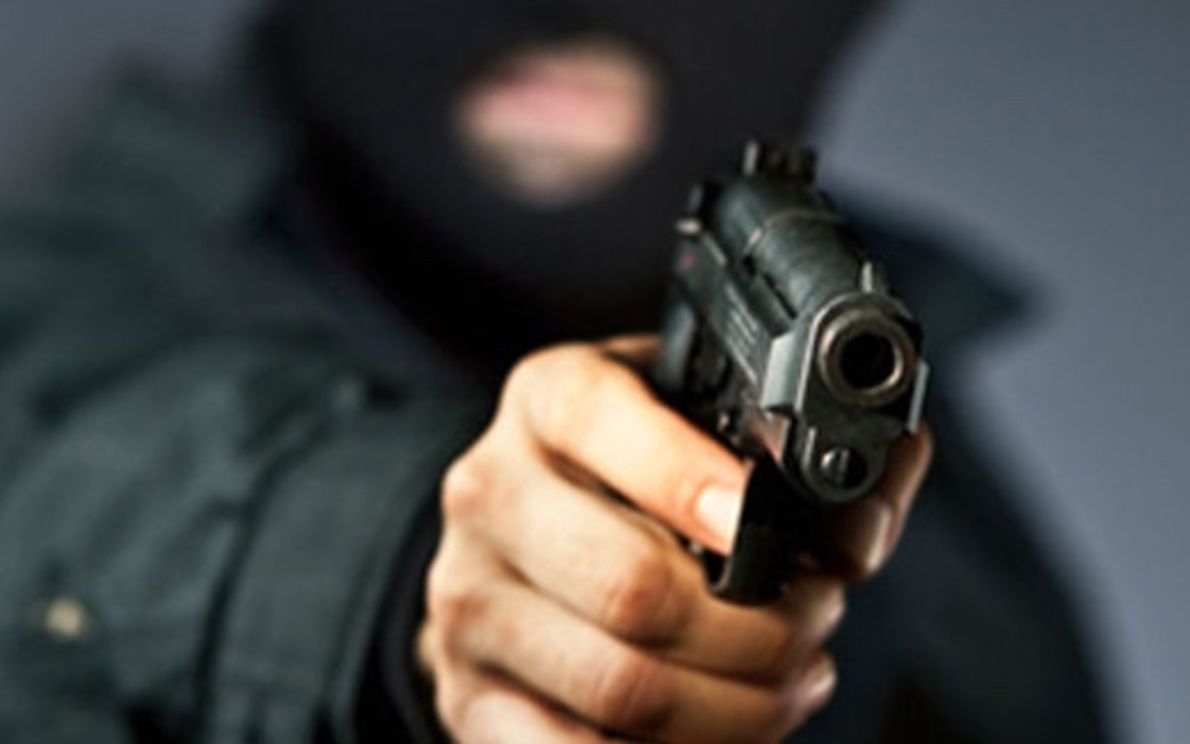 Rapina mano a armata in una parafarmacia, i titolari: «vogliamo sicurezza»