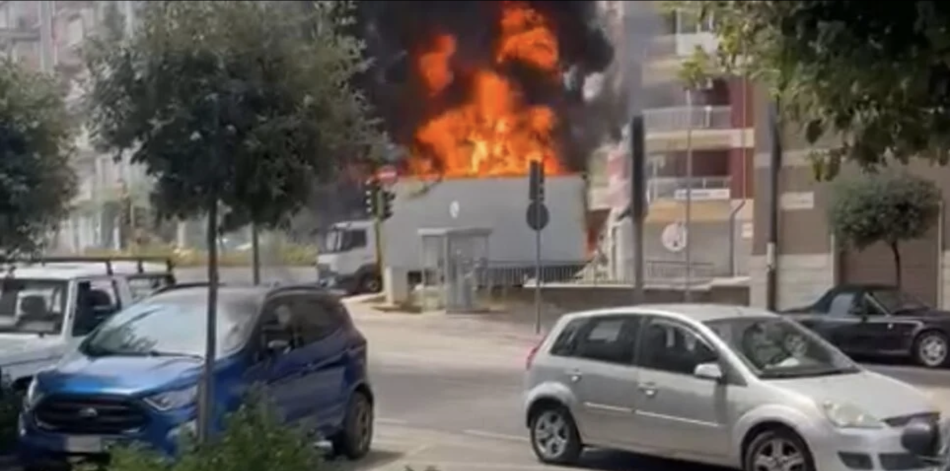 Camion pieno di detersivi in fiamme nel centro di Rossano: paura per residenti e passanti