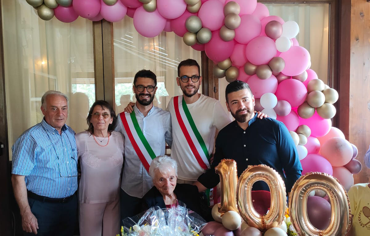 Laino Borgo festeggia nonna Rosa per i suoi 100 anni: ecco il paese della longevità