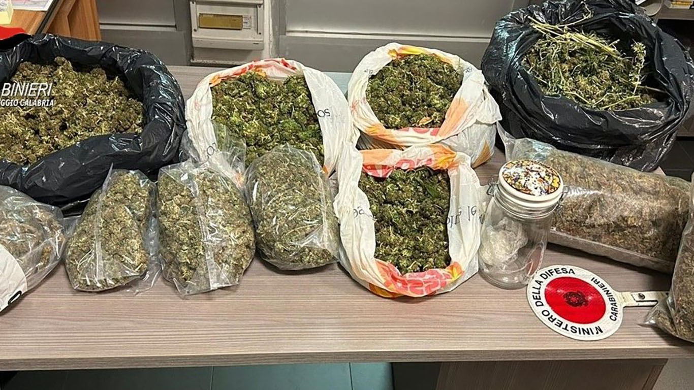 Diciannovenne arrestato per droga: sorpreso in casa con dieci chilogrammi di marijuana