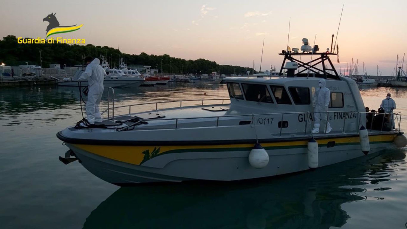 Arrestati tre presunti scafisti: individuati a bordo di un barca con 69 migranti
