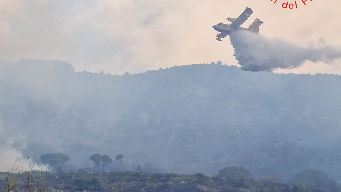 Ventiquattr’ore di fiamme tra Civita e Frascineto mandano in fumo oltre 200 ettari