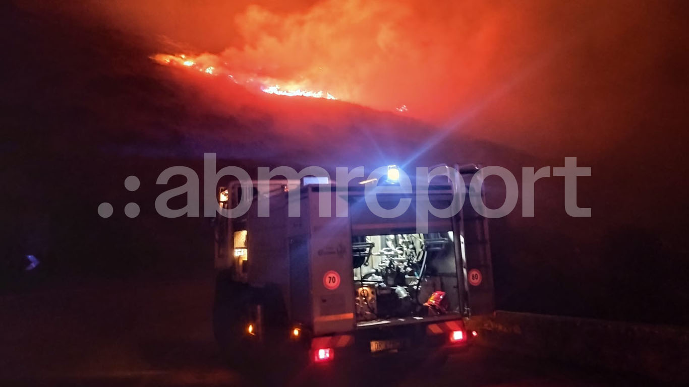 Pollino ancora in fiamme: vasto incendio alimentato dal forte vento minaccia Civita