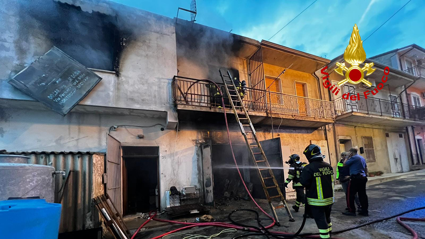 In fiamme un magazzino nel crotonese: Vigili del fuoco al lavoro per salvare una abitazione