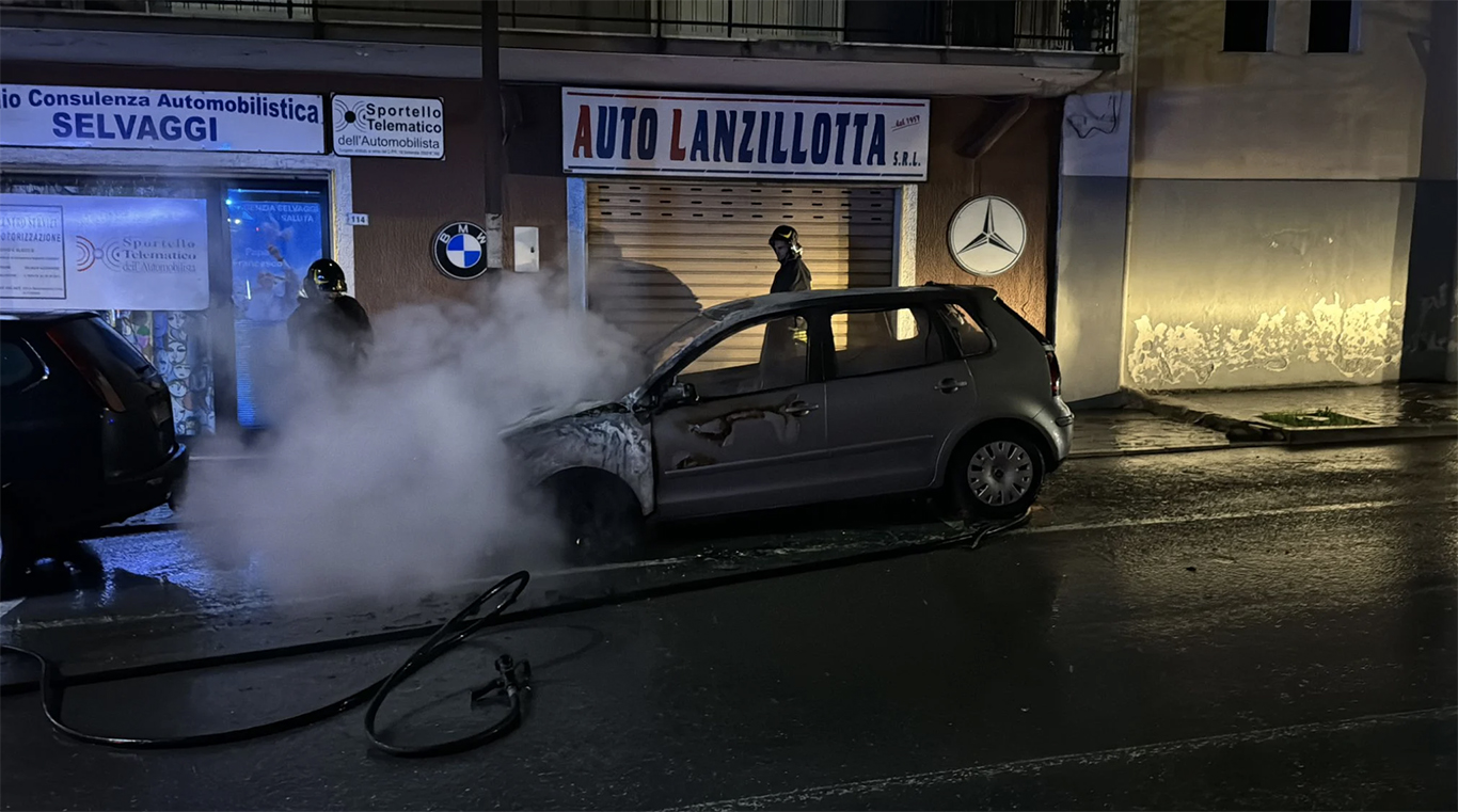 Cassano: incendiata l’auto del giornalista Luigi Cristaldi. Tutte le reazioni.