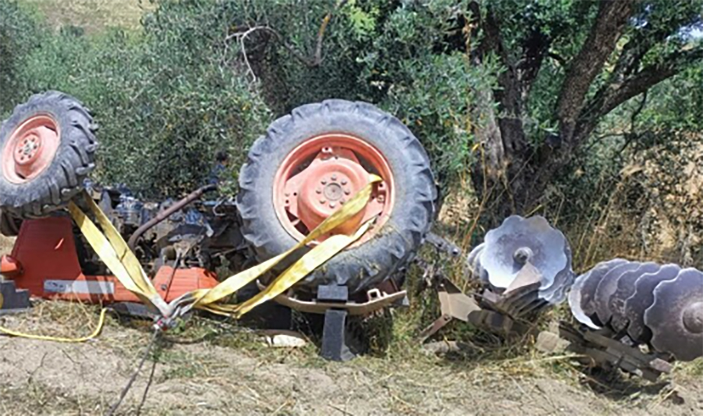 Si ribalta il trattore: sessantacinquenne muore schiacciato
