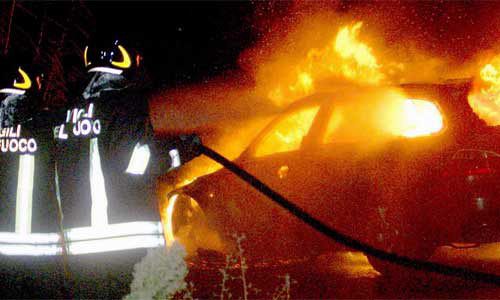 In fiamme auto di un avvocato a Spezzano Albanese