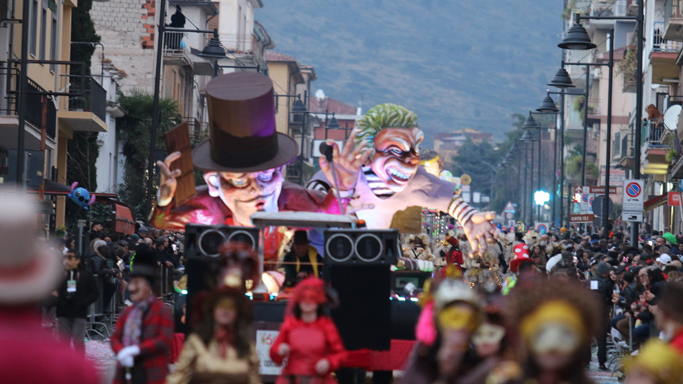 Carnevale di Castrovillari: in 40mila salutano la prima uscita dei gruppi mascherati