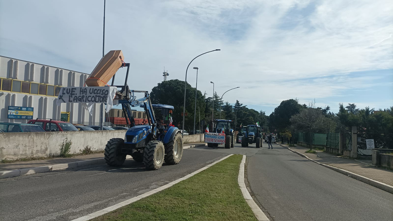 La protesta dei trattori invade Castrovillari