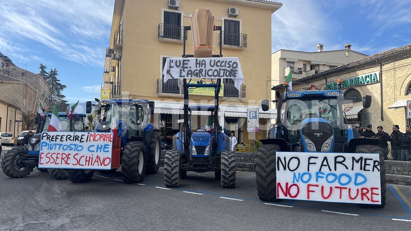 La protesta dei trattori invade Castrovillari: «la terra è nostra e non si tocca»