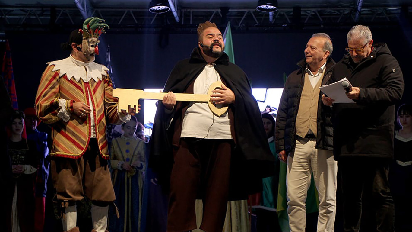 Re Carnevale prende possesso della città di Castrovillari: che la festa mascherata abbia inizio