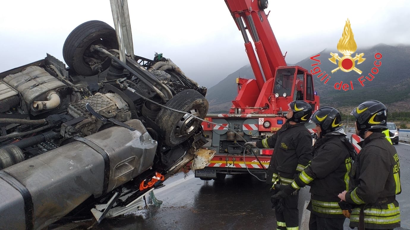 Camion si ribalta sull’A2 tra Frascineto e Sibari