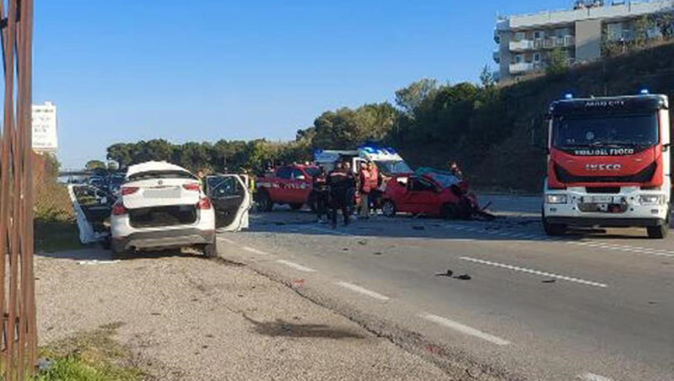 Scontro frontale tra auto in Puglia: muoiono tre giovani calabresi