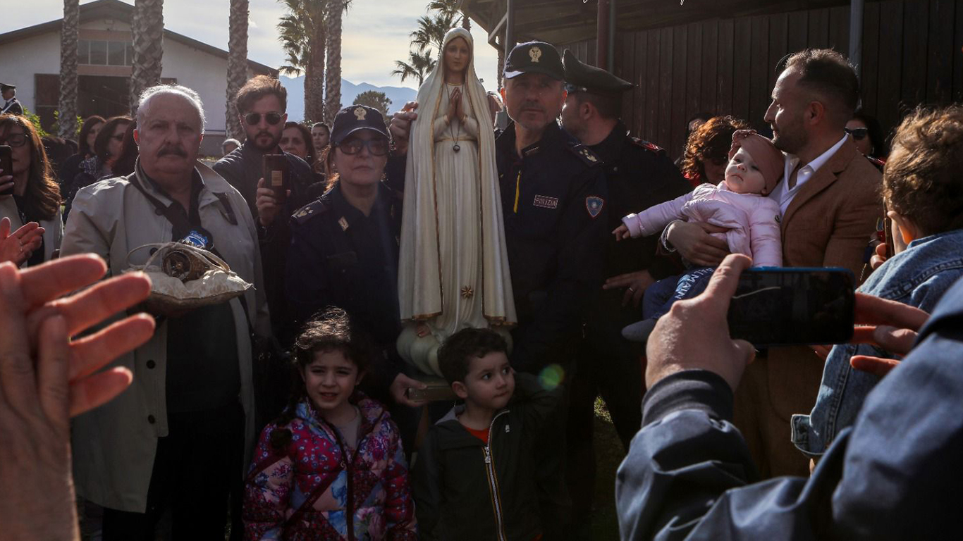 Folla di fedeli per la Madonna di Fatima