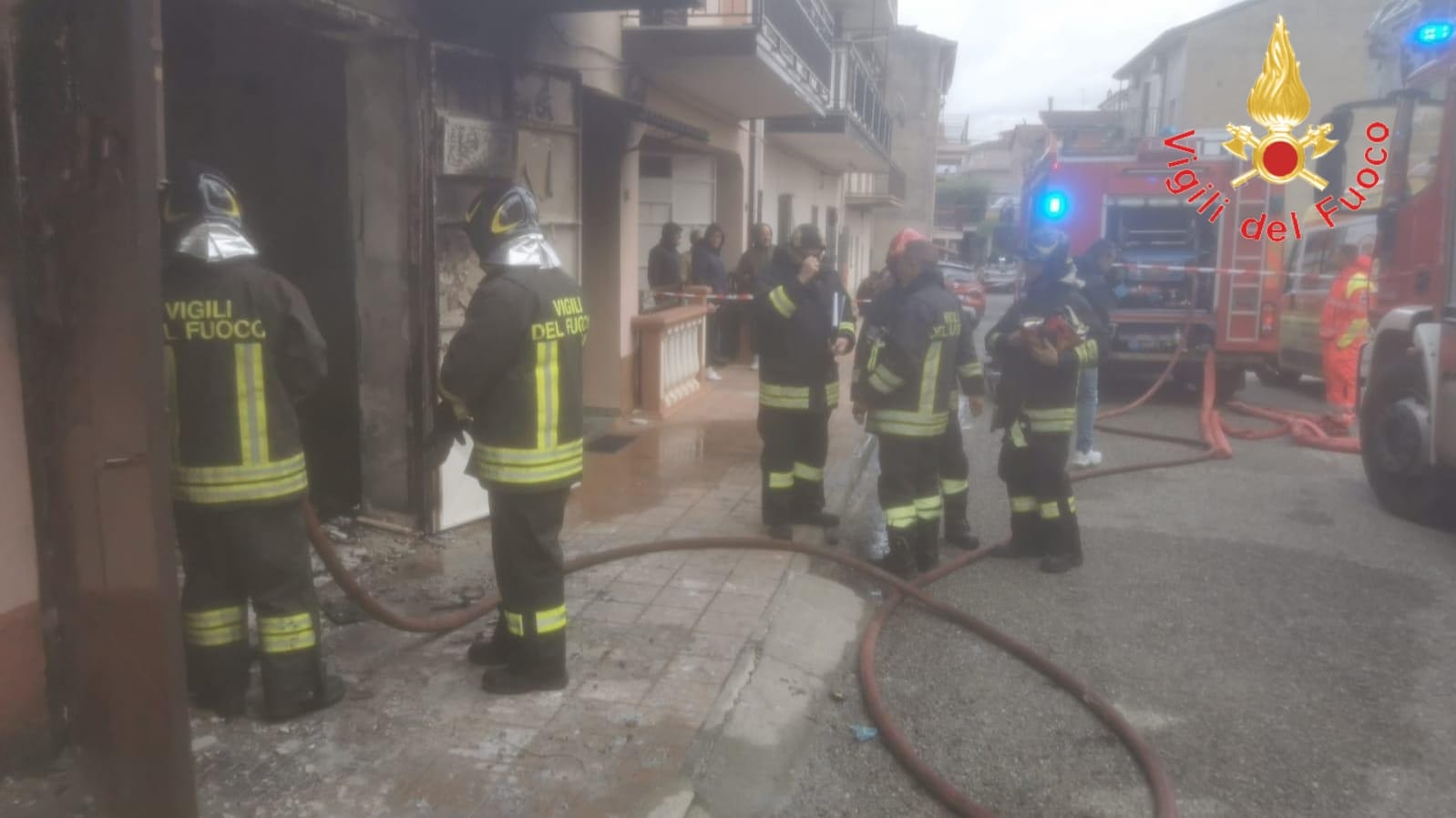Incendio a Spezzano Albanese, intervento dei Vigili del fuoco