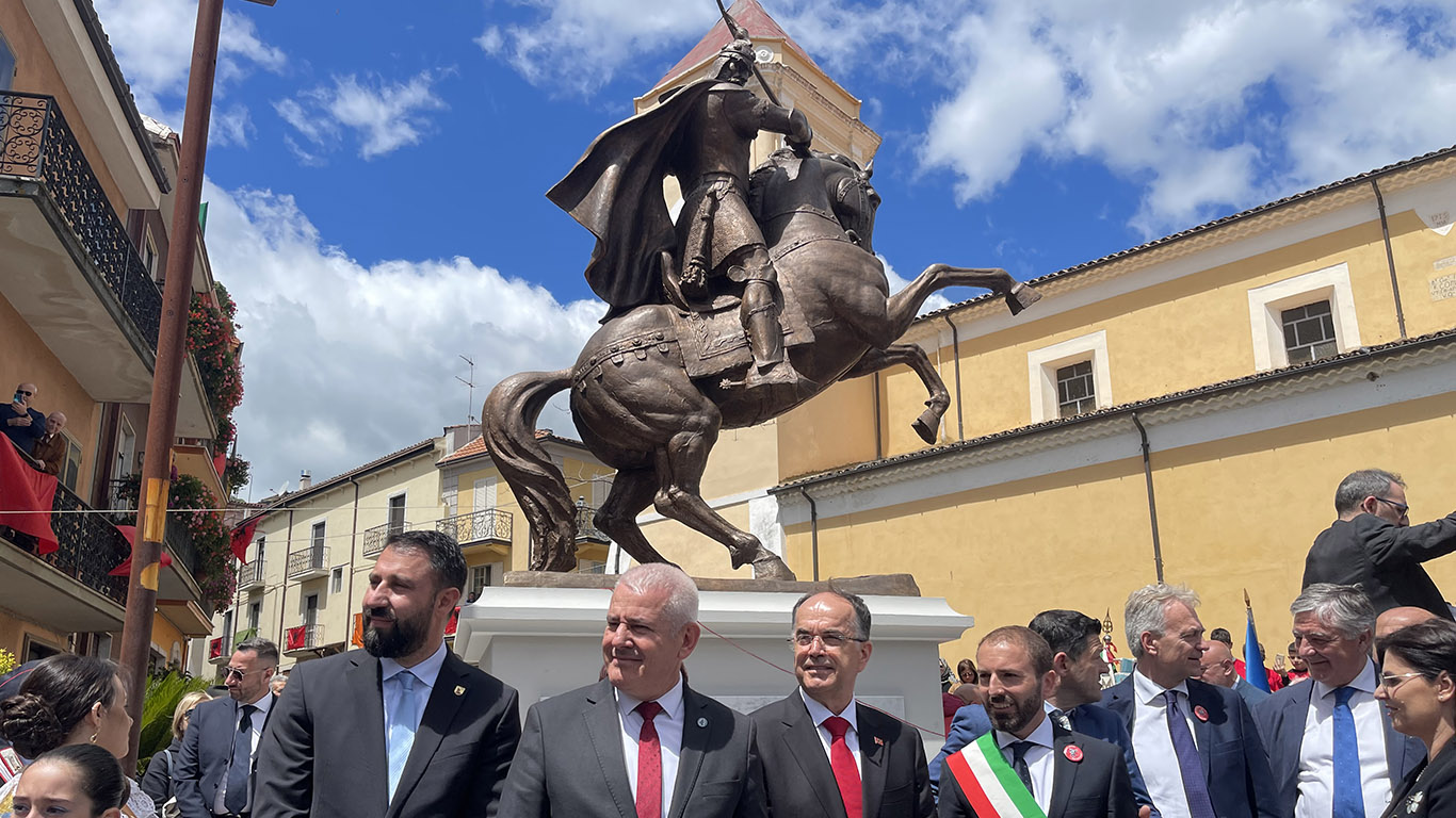 Il presidente albanese Begaj inaugura il monumento di Skanderbeg: a San Basile è festa d’identità