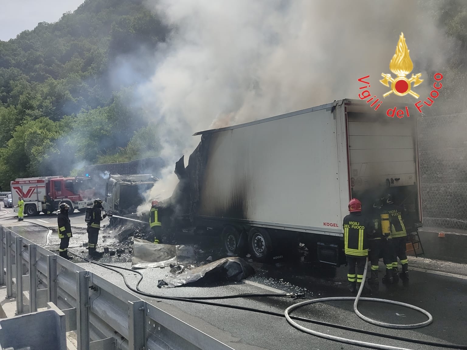 Camion in fiamme sull’A2: traffico in tilt all’altezza di Rogliano